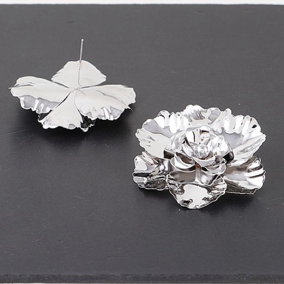 2J. Metal Rose Petal Earrings - Picture 3 of 5